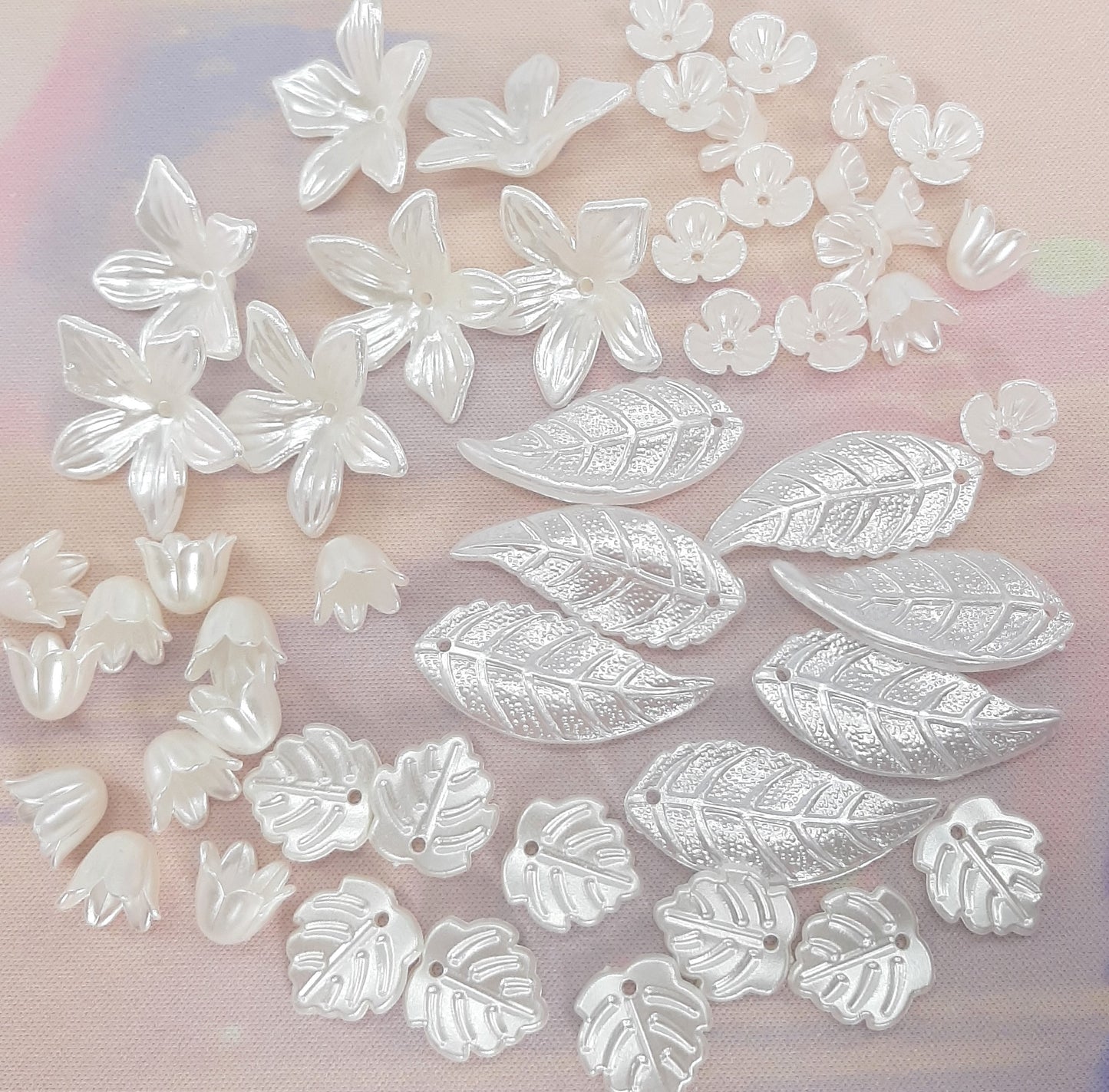 MIXED ACRYLIC FLOWER / LEAF BEADS