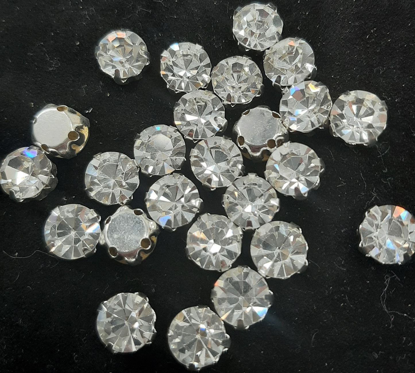 ROUND RHINESTONES IN SETTING