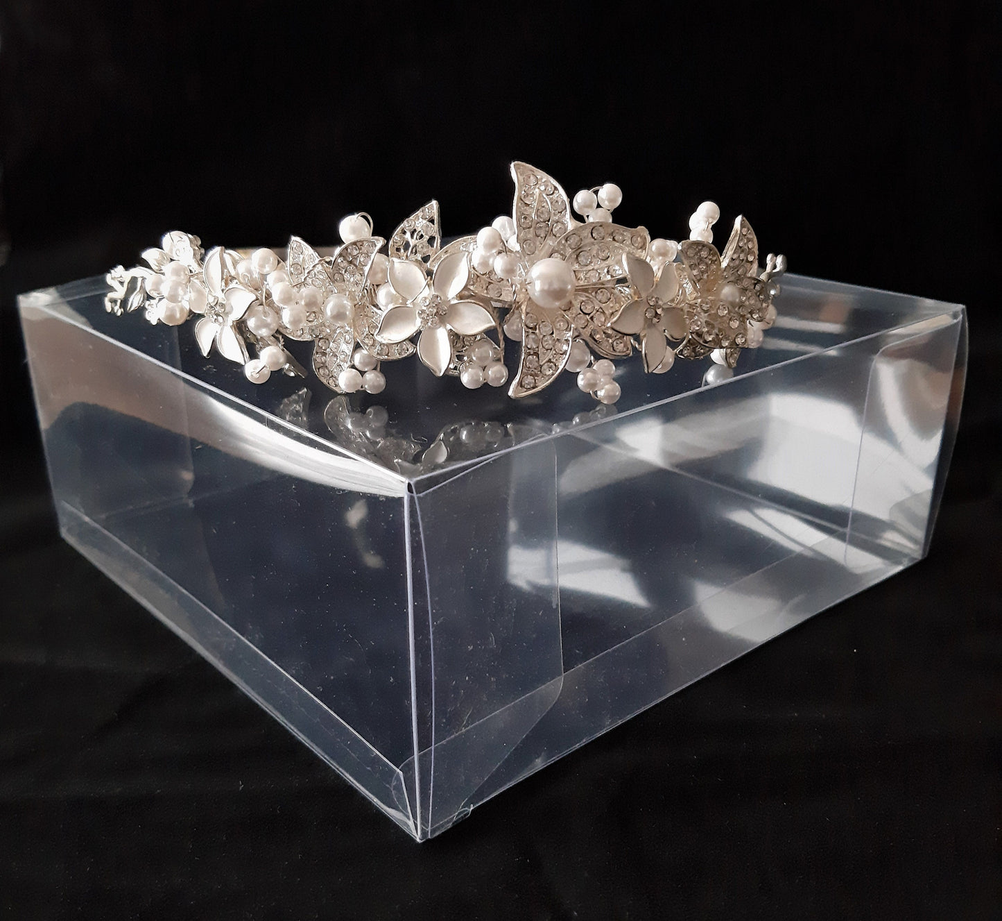 TRANSPARENT PLASTIC TIARA DISPLAY BOX