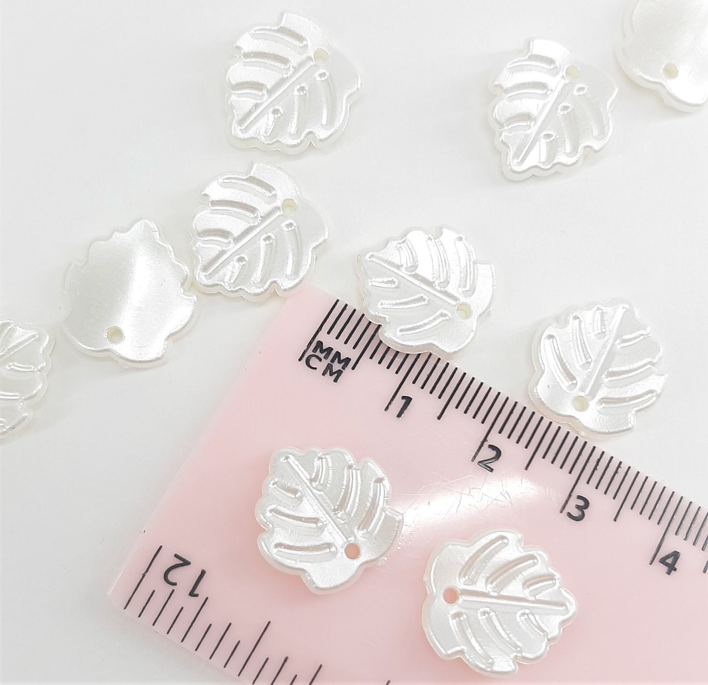 SMALL ACRYLIC LEAF BEADS